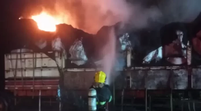 Carreta pega fogo durante a madrugada em Turvo