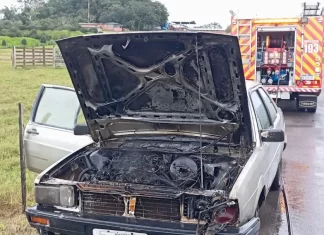 Bombeiros atuam em incêndio veicular em Sombrio