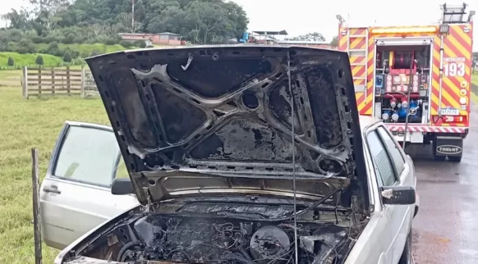 Bombeiros atuam em incêndio veicular em Sombrio