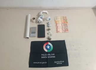 PM fecha boca de fumo, apreende drogas e conduz suspeito em Sombrio