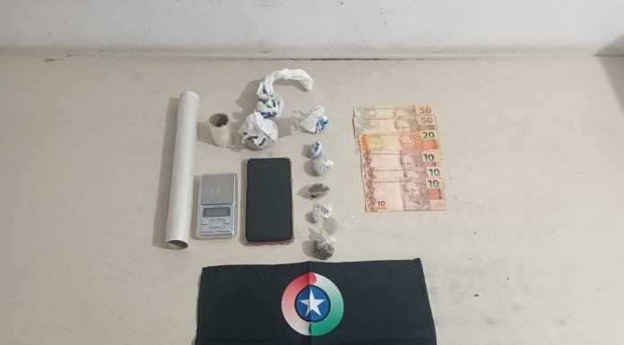 PM fecha boca de fumo, apreende drogas e conduz suspeito em Sombrio