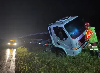 Saída de pista com caminhão na BR-101 na comunidade de Guarita em Sombrio