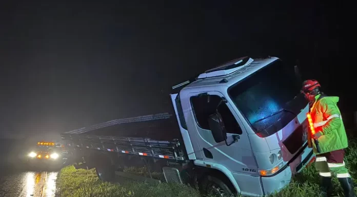 Saída de pista com caminhão na BR-101 na comunidade de Guarita em Sombrio