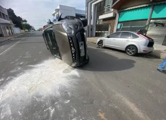 Carro tomba na tarde de domingo no centro de Sombrio
