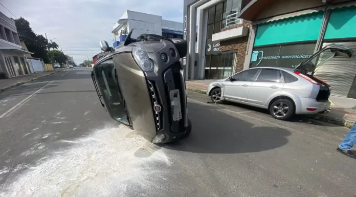 Carro tomba na tarde de domingo no centro de Sombrio