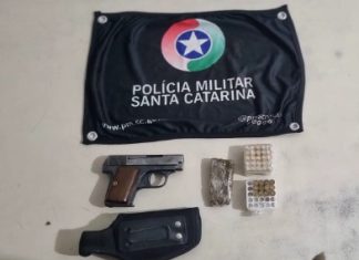 PM apreende arma de fogo e drogas em Araranguá