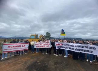 População de Praia Grande realiza protesto por recuperação urgente da ponte do Rio Canoa