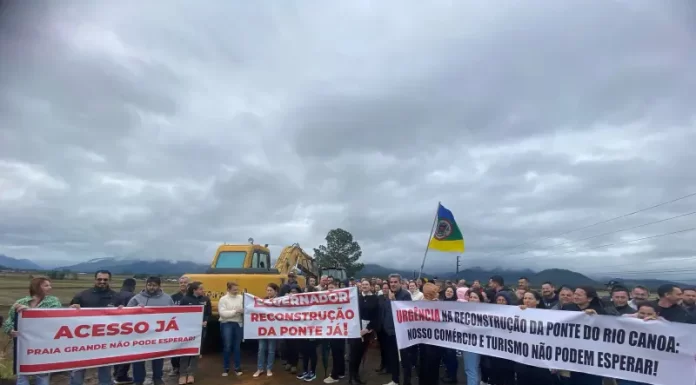 População de Praia Grande realiza protesto por recuperação urgente da ponte do Rio Canoa