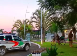 PM Realiza Ações de Abordagem, Identificação e Orientação no Centro de Sombrio