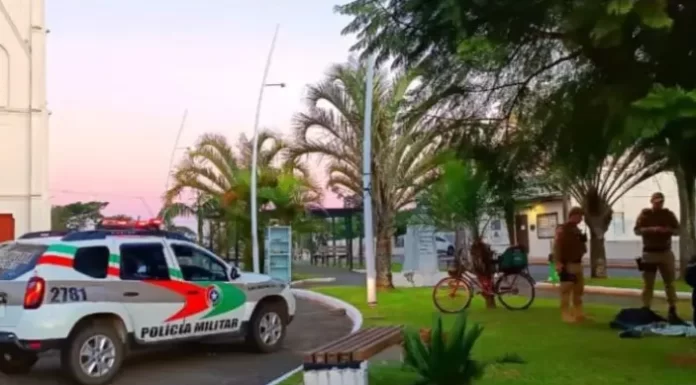 PM Realiza Ações de Abordagem, Identificação e Orientação no Centro de Sombrio