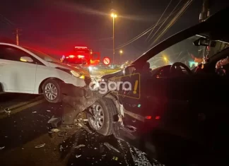 Motorista invade contramão e colide em automóvel no trevo de acesso a Balneário Arroio do Silva