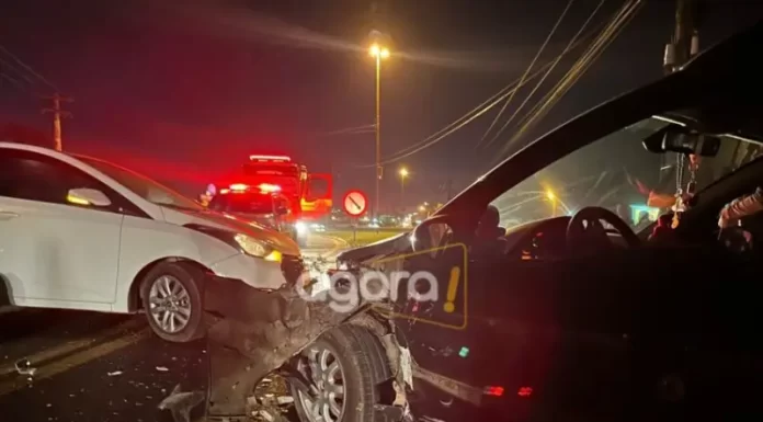 Motorista invade contramão e colide em automóvel no trevo de acesso a Balneário Arroio do Silva