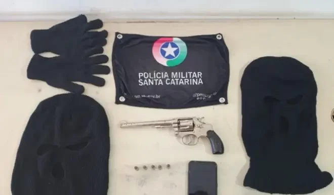 Dupla armada é presa pela PM próximo a posto de combustível em Araranguá; homens são suspeitos de tentativa de roubo