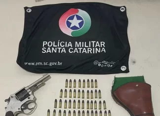 PM apreende arma de fogo e munições durante abordagem de veículo em Araranguá