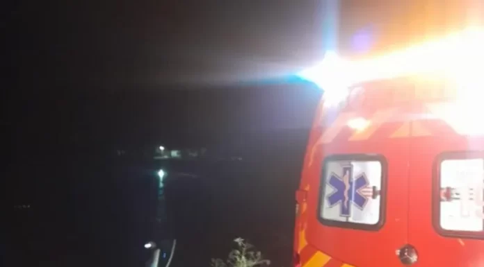 Motorista fica ferido após saída de pista seguida de capotamento na SC 108 em Meleiro