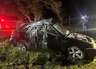 Passageiro de automóvel morre após carro em que estava colidir contra um poste e capotar na SC 447em Araranguá
