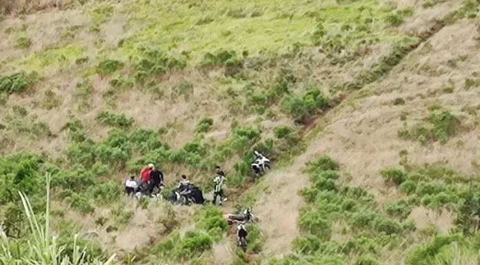 Motociclista sofre acidente em trilha e é resgatado por helicóptero do SAER