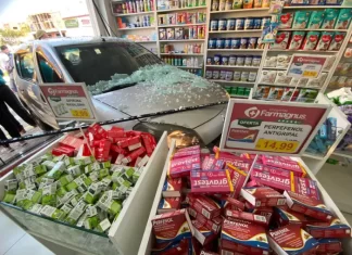 Carro invade farmácia após colisão em Balneário Gaivota