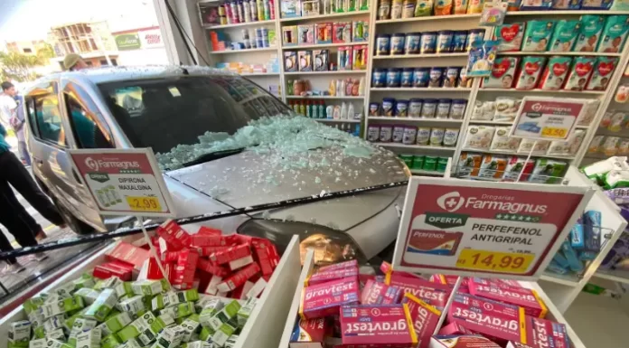 Carro invade farmácia após colisão em Balneário Gaivota