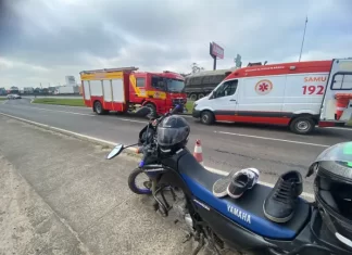 Acidente envolvendo carro e moto deixa homem e mulher grávida feridos em Sombrio
