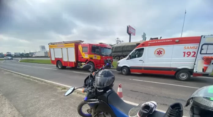 Acidente envolvendo carro e moto deixa homem e mulher grávida feridos em Sombrio