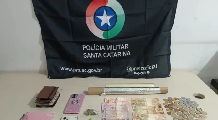 PM de Sombrio fecha boca de fumo e conduz suspeito