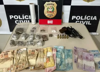 DIC de Tubarão prende suspeito por tráfico de drogas e posse irregular de arma de fogo.