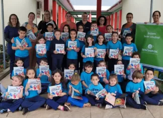 Cooperja entrega livros sobre cooperação para escolas parceiras