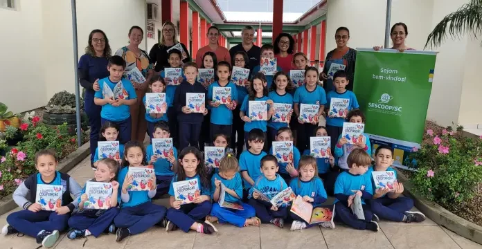 Cooperja entrega livros sobre cooperação para escolas parceiras