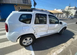 Colisão causa danos e prejuízos no centro de Sombrio