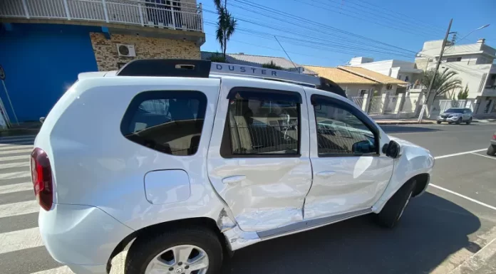 Colisão causa danos e prejuízos no centro de Sombrio