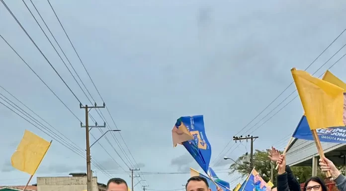 Kekinha e Jonatã comandam adesivaço e inauguram comitê em Lagoa de Fora