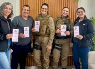 PMSC realiza panfletagem em São João do Sul sobre violência contra a mulher