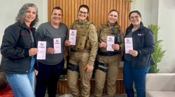 PMSC realiza panfletagem em São João do Sul sobre violência contra a mulher