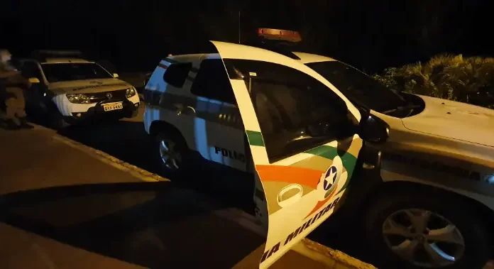 Homem é baleado em Passo de Torres e é socorrido pela PM