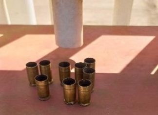 Motociclista efetua disparos de arma de fogo em direção a um homem; tiros atingem o carro e a casa da vítima