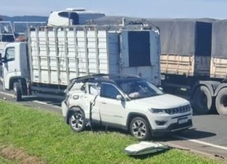 Engavetamento entre caminhões e automóvel é registrado na BR 101 em Araranguá