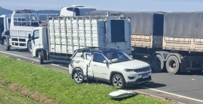 Engavetamento entre caminhões e automóvel é registrado na BR 101 em Araranguá