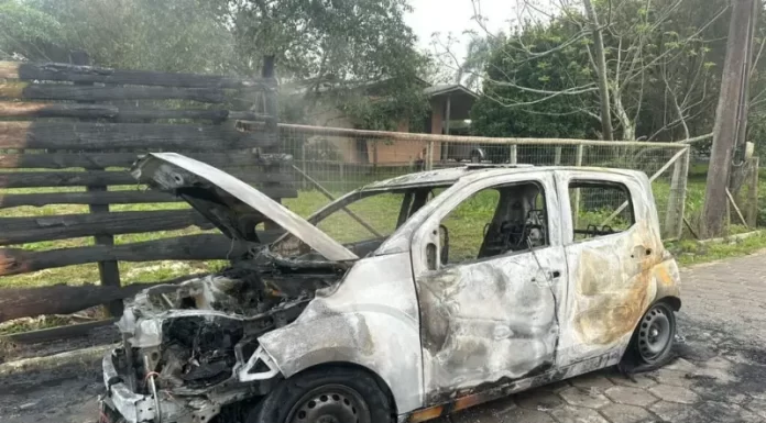 Polícia investiga incêndio em veículo no bairro Caverazinho