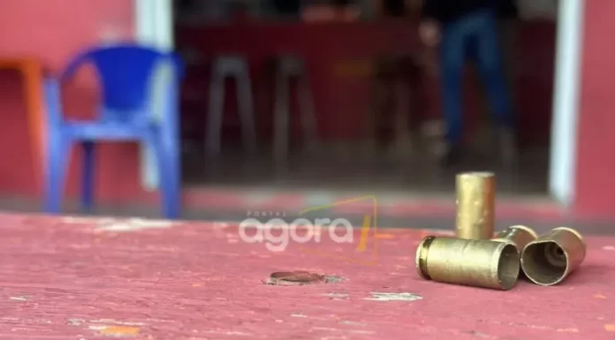 Homens que estavam em um bar de Araranguá são alvo de disparos de arma de fogo; duas pessoas foram baleadas