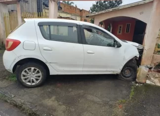 Veículo com registro de furto em Jacinto Machado é recuperado após motorista colidir em muro em Araranguá; uma mulher foi presa