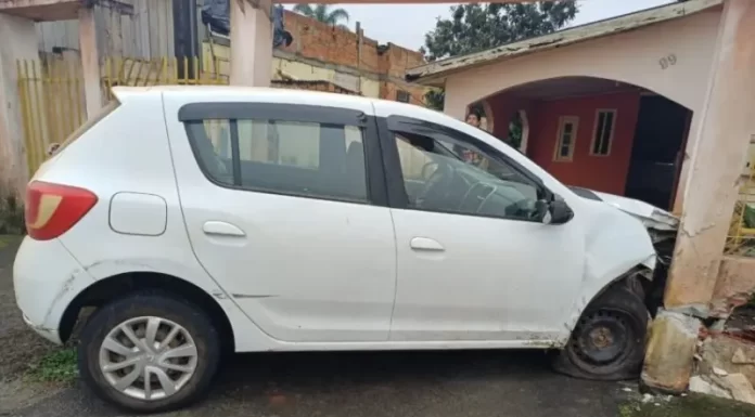 Veículo com registro de furto em Jacinto Machado é recuperado após motorista colidir em muro em Araranguá; uma mulher foi presa