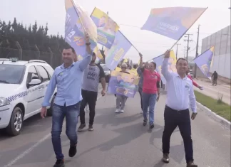 Caminhada de Kekinha e Jonatã percorre, com festa, as ruas de Gaivota