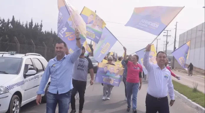 Caminhada de Kekinha e Jonatã percorre, com festa, as ruas de Gaivota