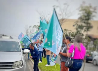 Peri e Chero fazem adesivaço no bairro Nova Brasília em Sombrio