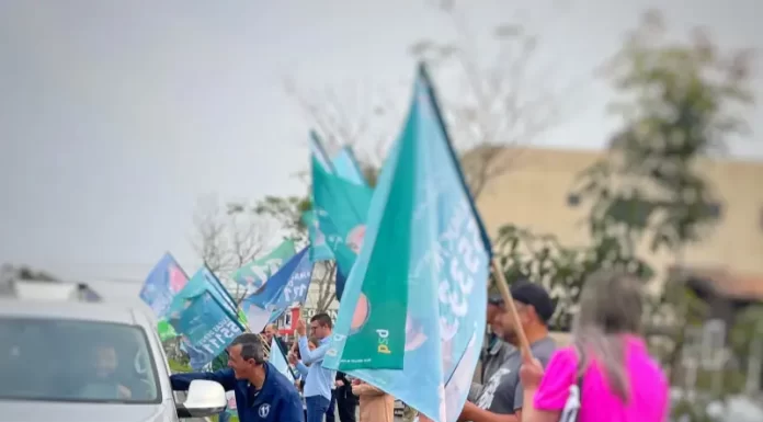 Peri e Chero fazem adesivaço no bairro Nova Brasília em Sombrio