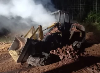 Incêndio em pá carregadeira em cerâmica no interior de Sombrio