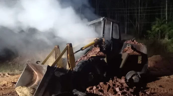 Incêndio em pá carregadeira em cerâmica no interior de Sombrio