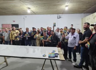 Kekinha faz reunião “em casa” e recebe grande apoio na Rua Nova