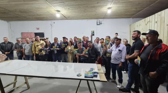 Kekinha faz reunião “em casa” e recebe grande apoio na Rua Nova